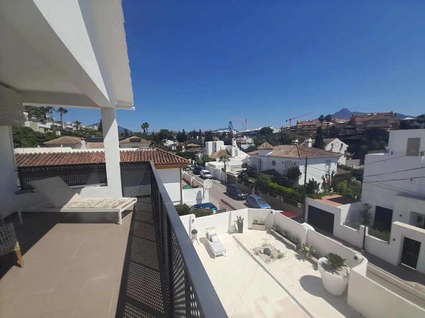 Vista exterior de Casa o xalet en venda en Marbella amb Aire condicionat, Jardí privat i Terrassa