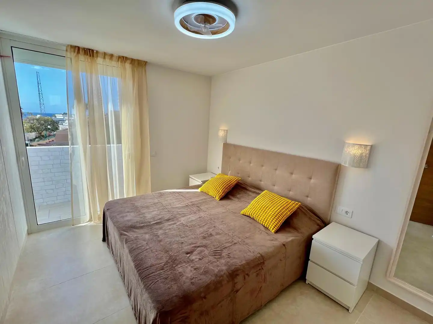 Schlafzimmer von Einfamilien-Reihenhaus zum Verkauf in Arona mit Klimaanlage, Privatgarten und Terrasse