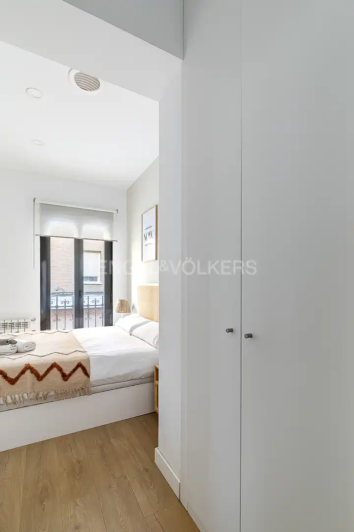 Dormitori de Apartament de lloguer en Madrid amb Aire condicionat, Calefacció i Moblat