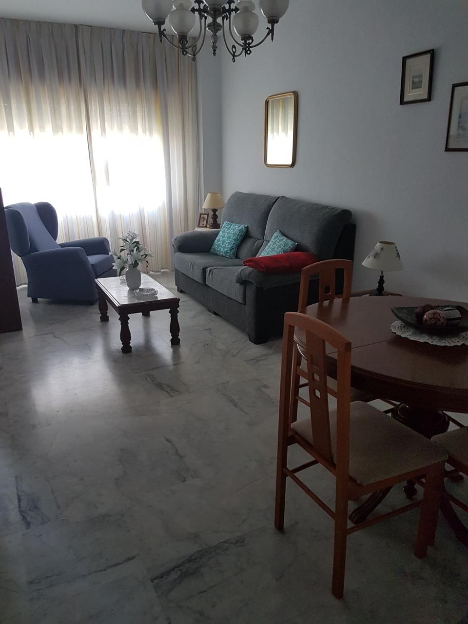 Sala d'estar de Pis de lloguer en  Sevilla Capital amb Aire condicionat, Moblat i Piscina comunitària