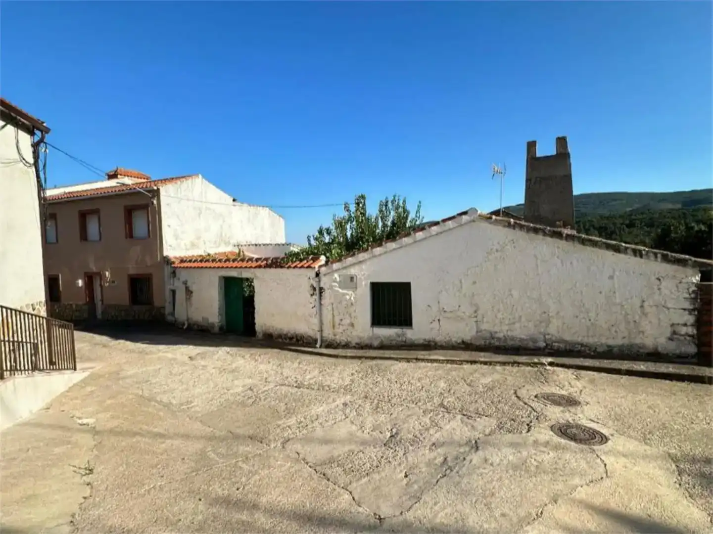 Vista exterior de Planta baja en venta en Los Navalucillos