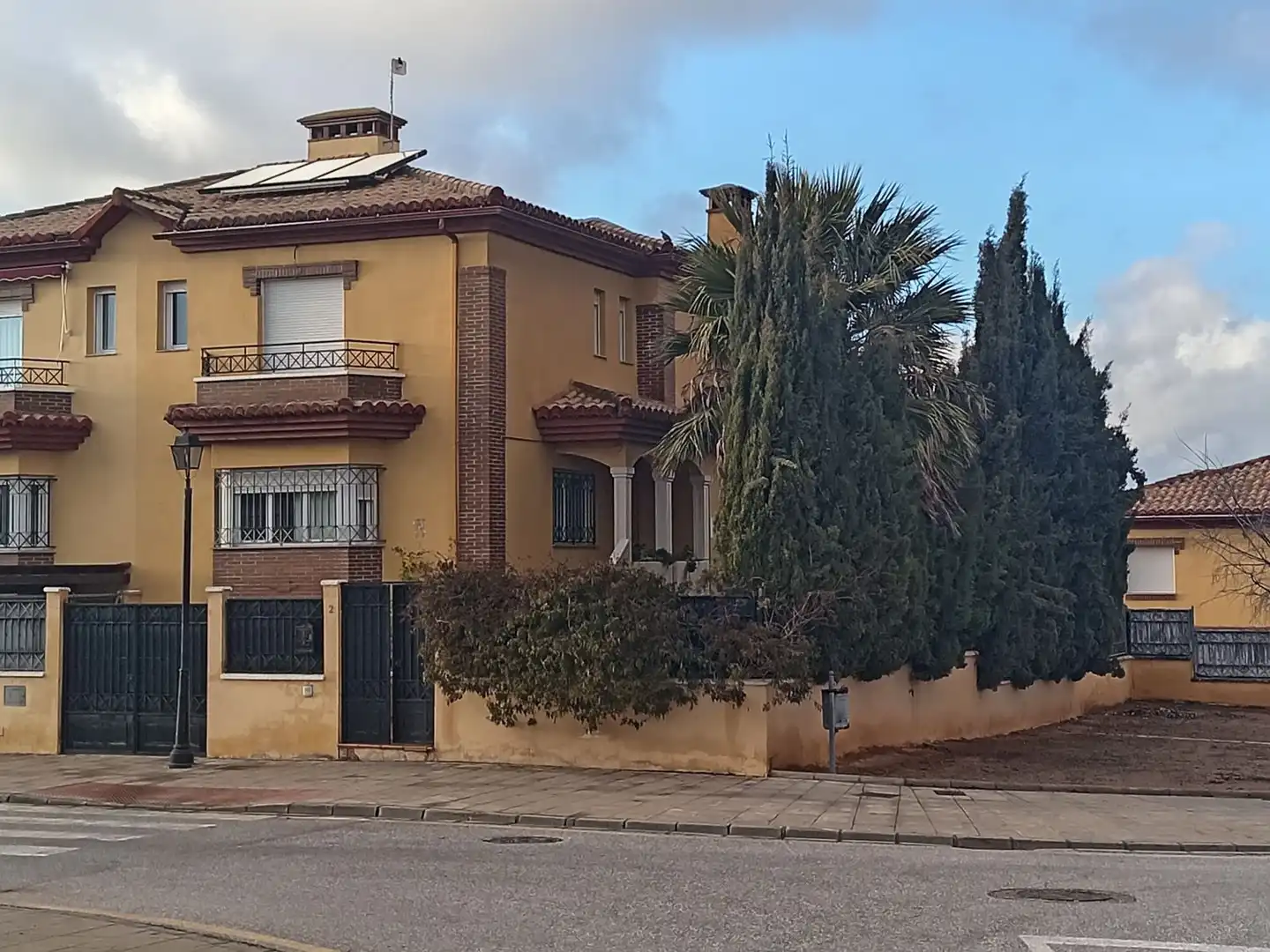 Vista exterior de Casa o xalet en venda en Alhendín amb Aire condicionat, Calefacció i Jardí privat