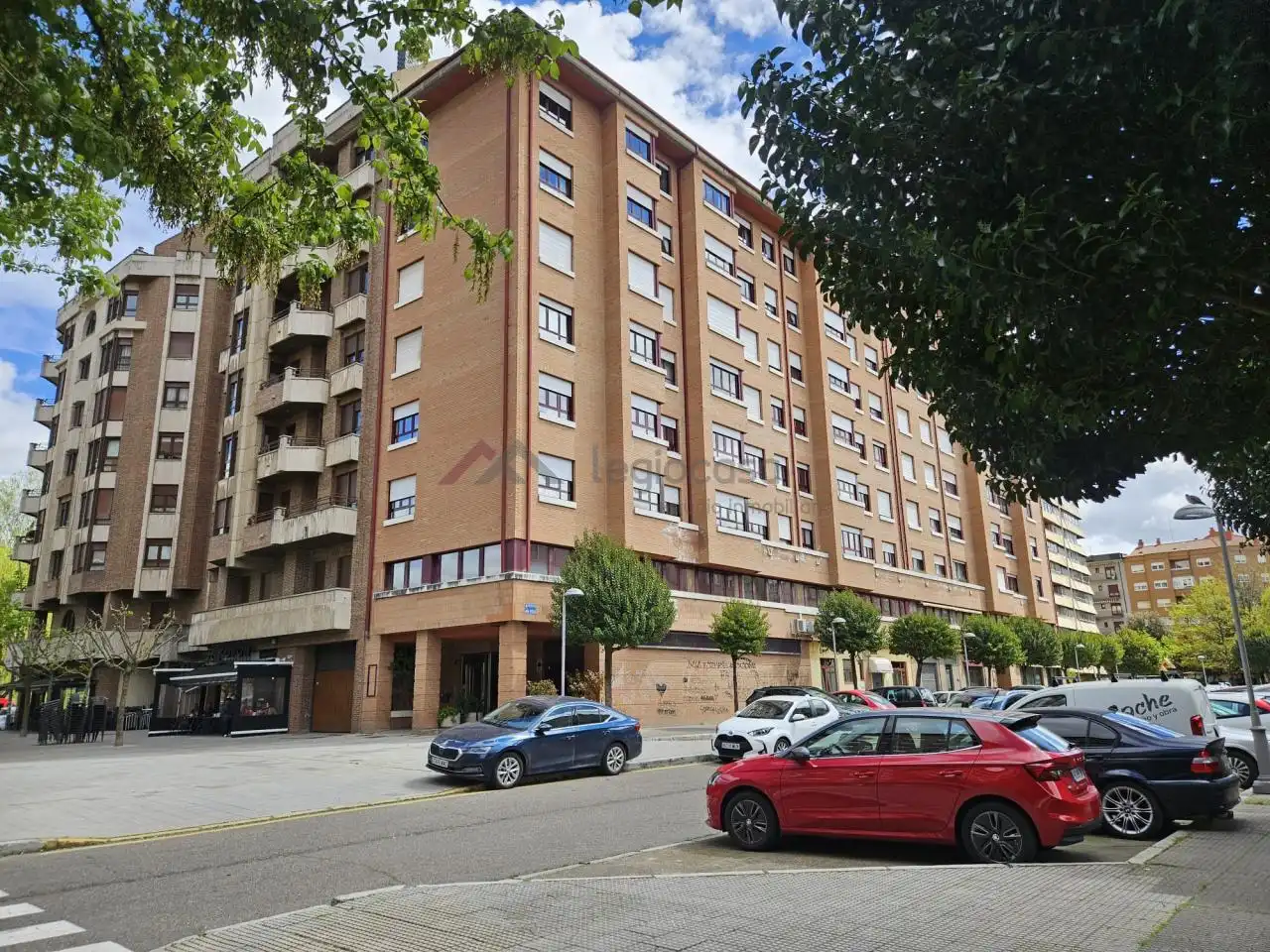 Vista exterior de Oficina en venta en León Capital  con Calefacción