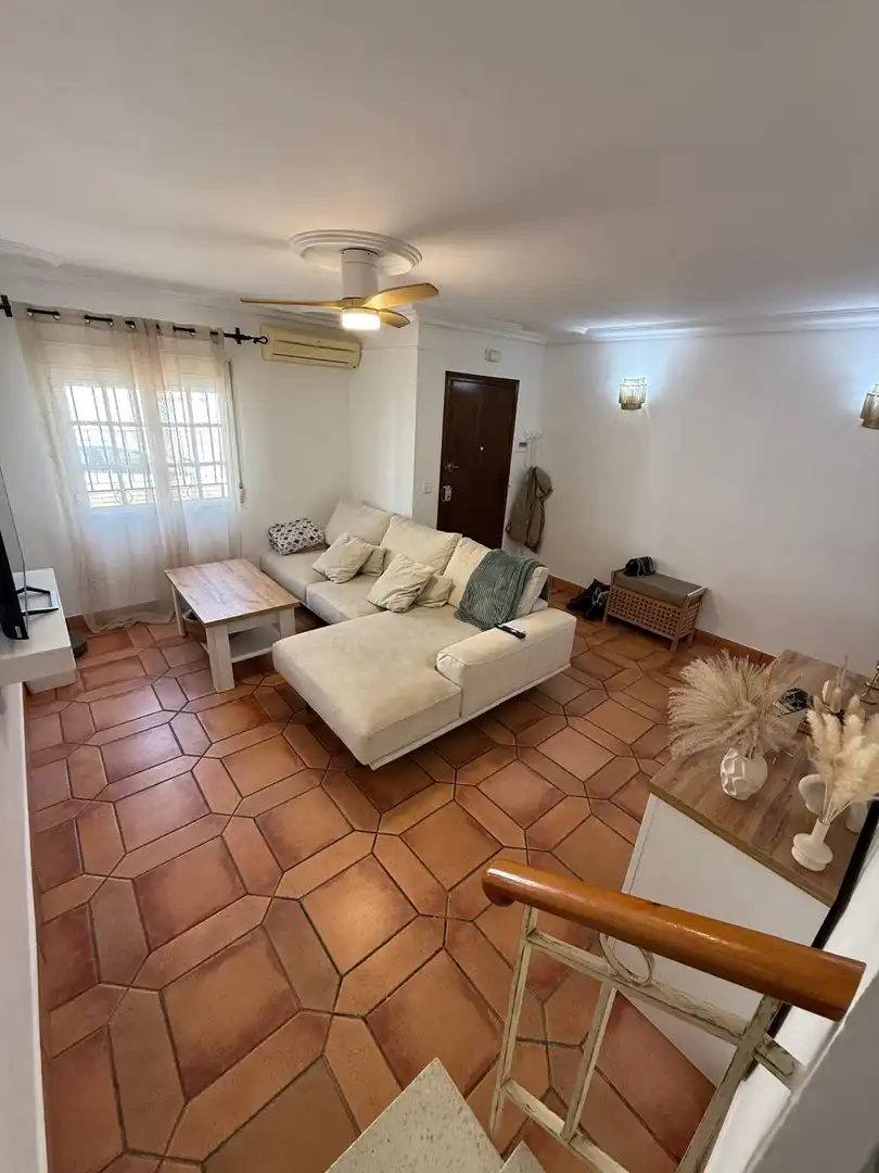 Sala d'estar de Casa o xalet en venda en Utrera amb Aire condicionat, Jardí privat i Balcó