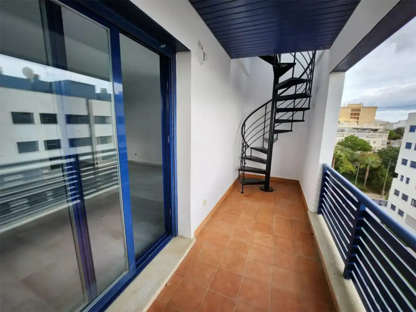 Terrasse von Wohnung zur Miete in Estepona mit Klimaanlage, Abstellraum und Schwimmbad