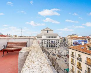 Vista exterior de Àtic de lloguer en  Madrid Capital amb Aire condicionat, Terrassa i Balcó