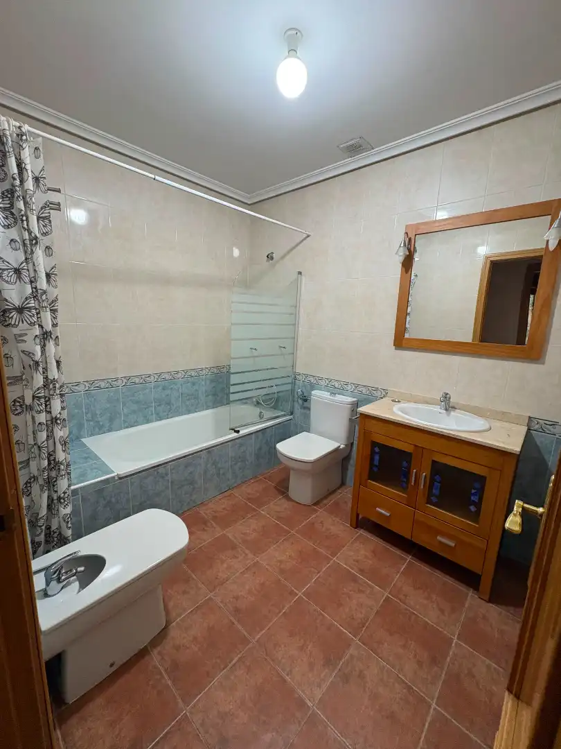 Badezimmer von Wohnung zur Miete in Toledo mit Klimaanlage, Heizung und Privatgarten