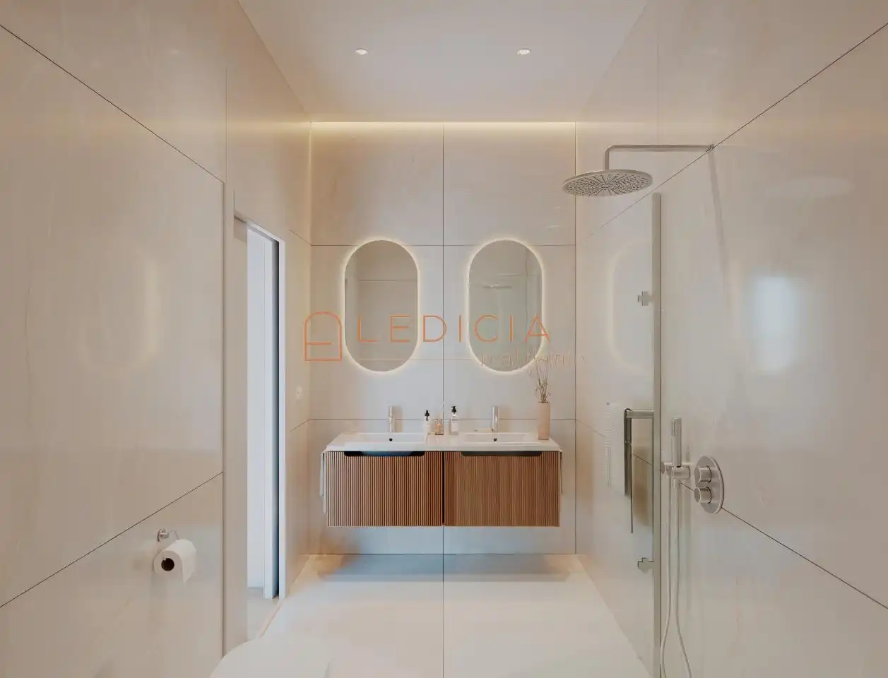 Bathroom of Flat for sale in Vigo   with Heating, Terrace and Furnished