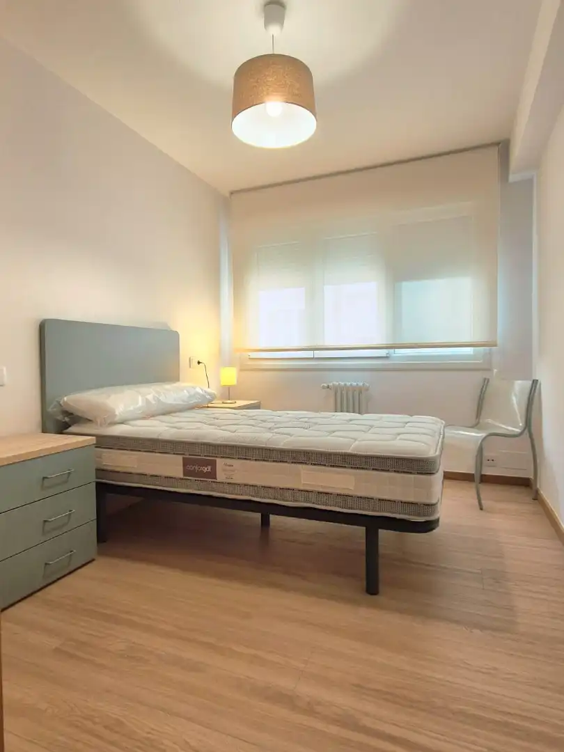 Habitación de Piso de alquiler en Santiago de Compostela  con Calefacción, Parquet y Trastero