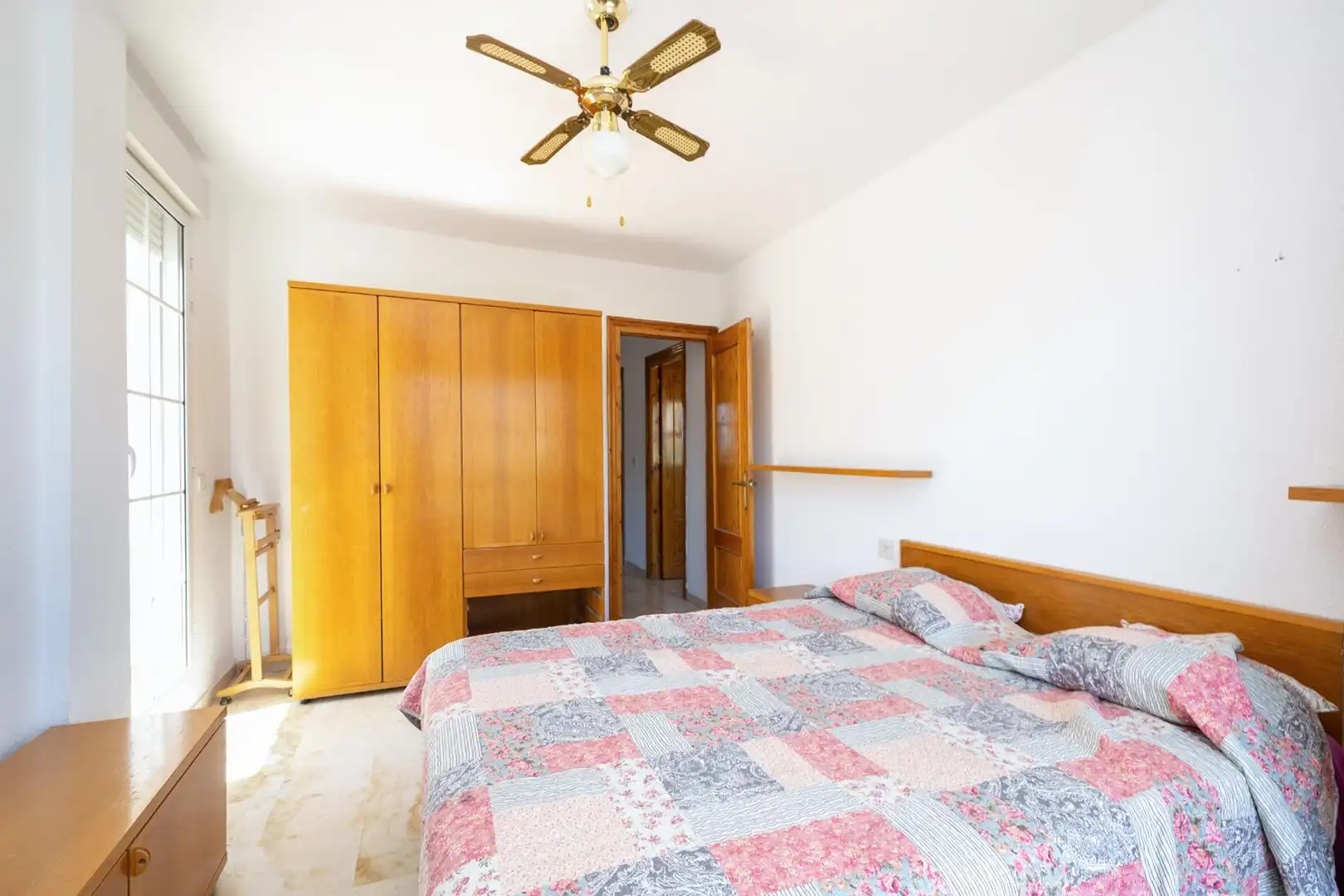 Habitación de Casa adosada en venta en Granada con Calefacción, Jardín privado y Terraza