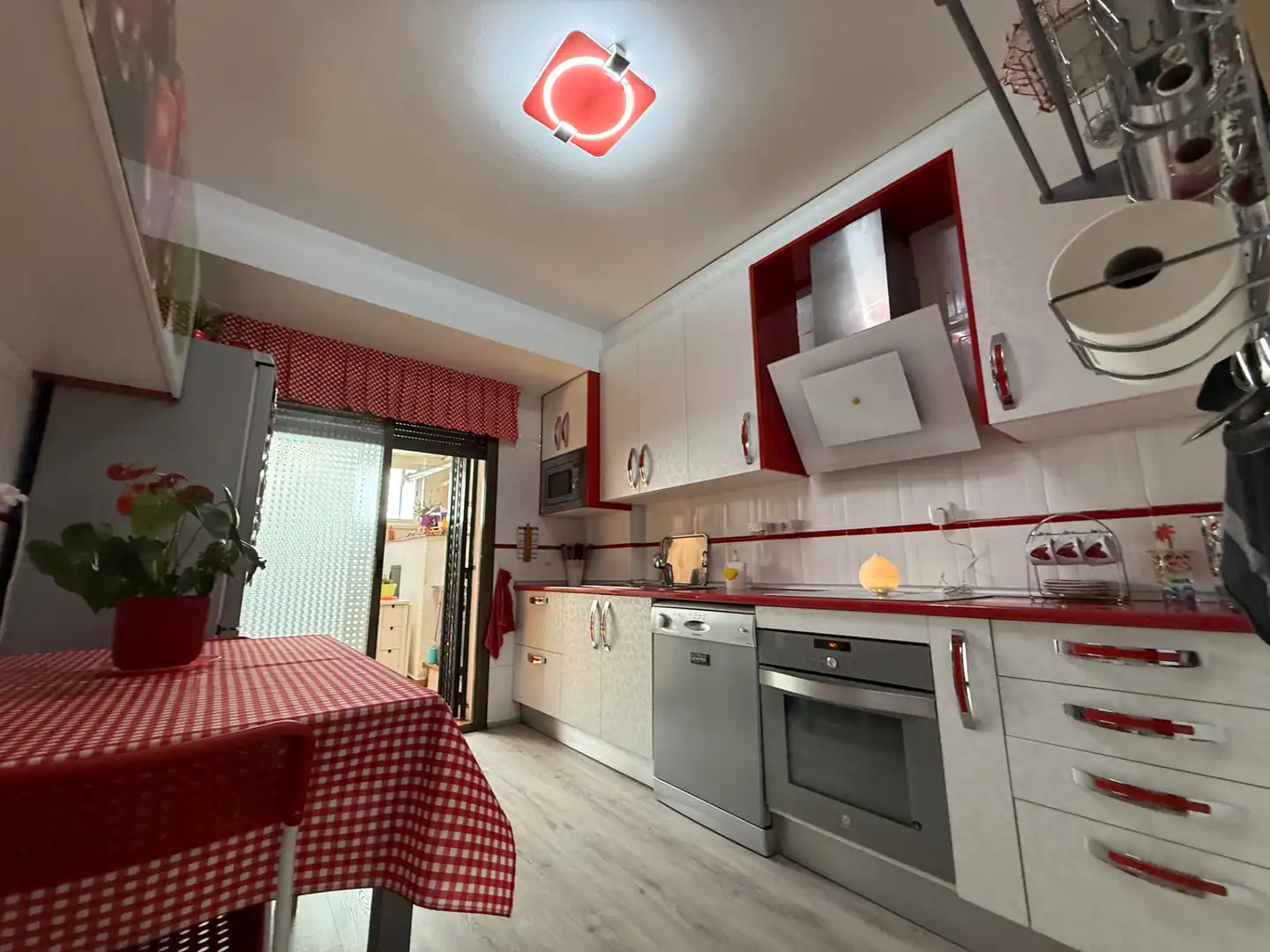Cocina de Casa adosada en venta en Arganda del Rey con Aire acondicionado, Calefacción y Jardín privado