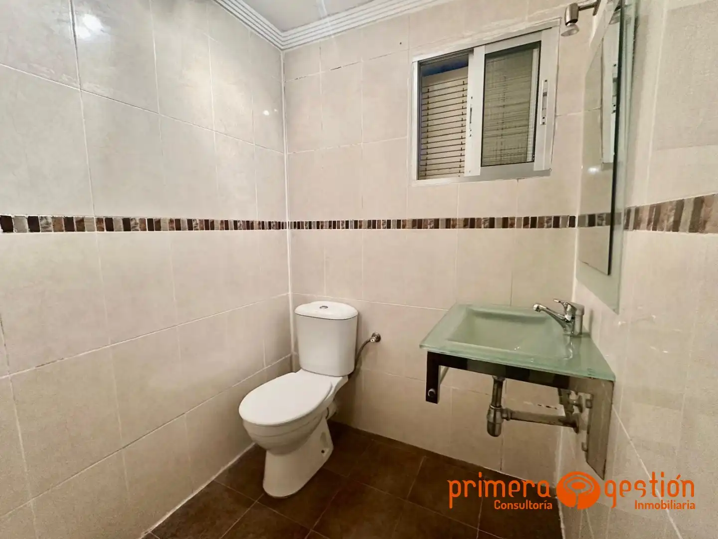 Baño de Piso en venta en Lora del Río con Aire acondicionado y Calefacción
