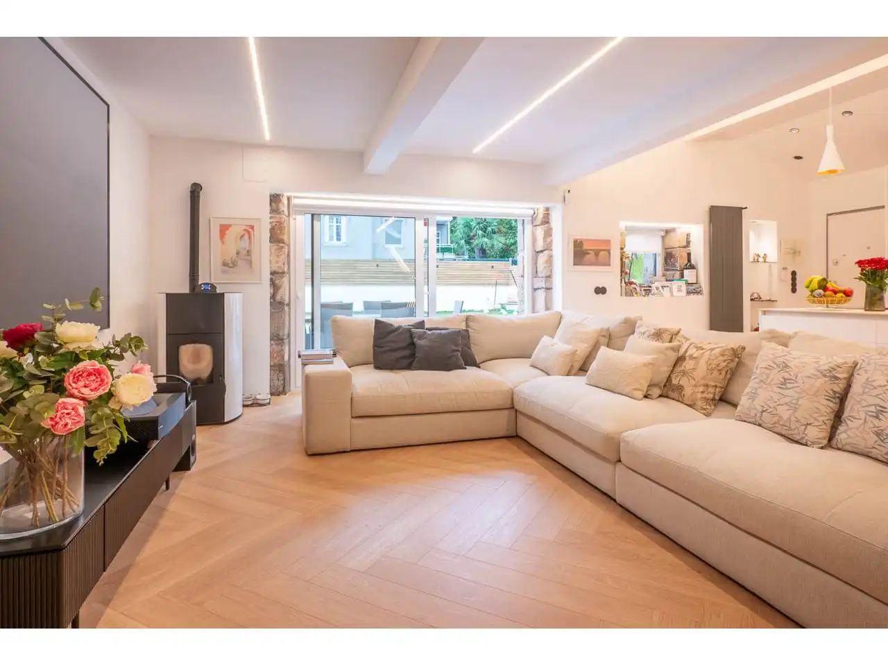 Sala d'estar de Casa o xalet en venda en Donostia - San Sebastián  amb Aire condicionat, Calefacció i Jardí privat