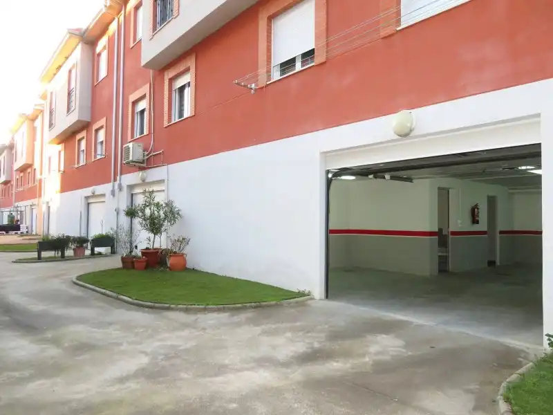 Parking de Casa o chalet en venta en Chozas de Abajo con Calefacción, Jardín privado y Trastero