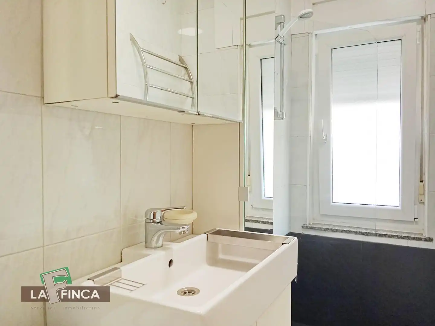Bany de Pis en venda en Gijón  amb Calefacció, Traster i Moblat