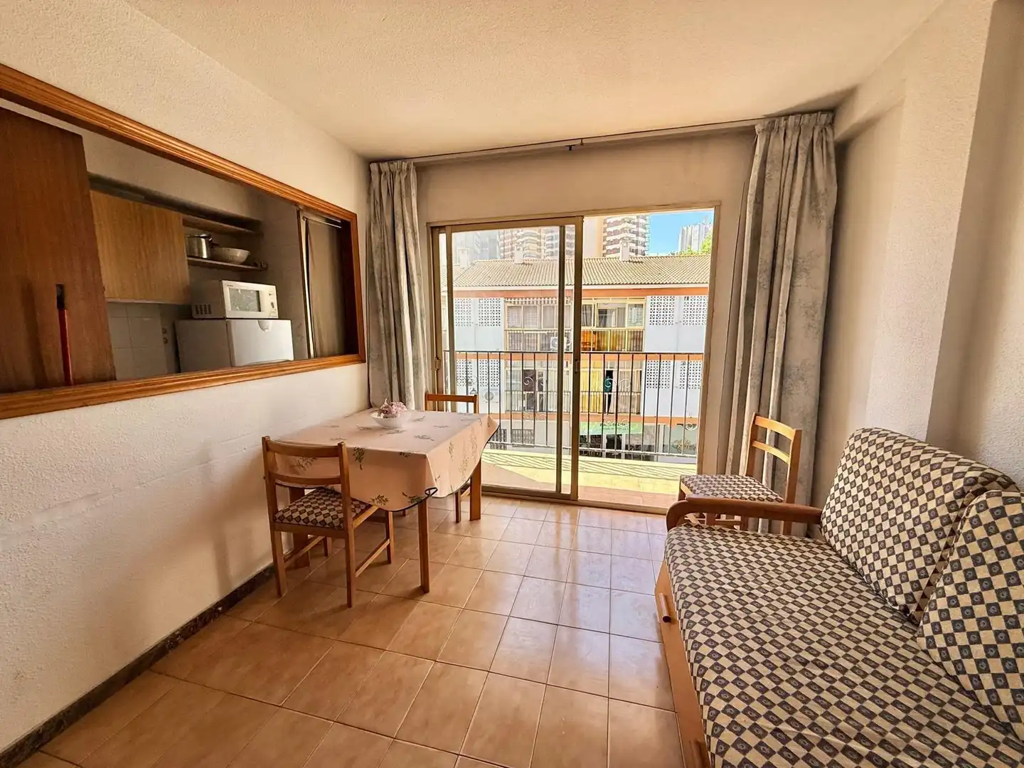 Dormitori de Apartament en venda en Benidorm amb Jardí privat, Terrassa i Moblat