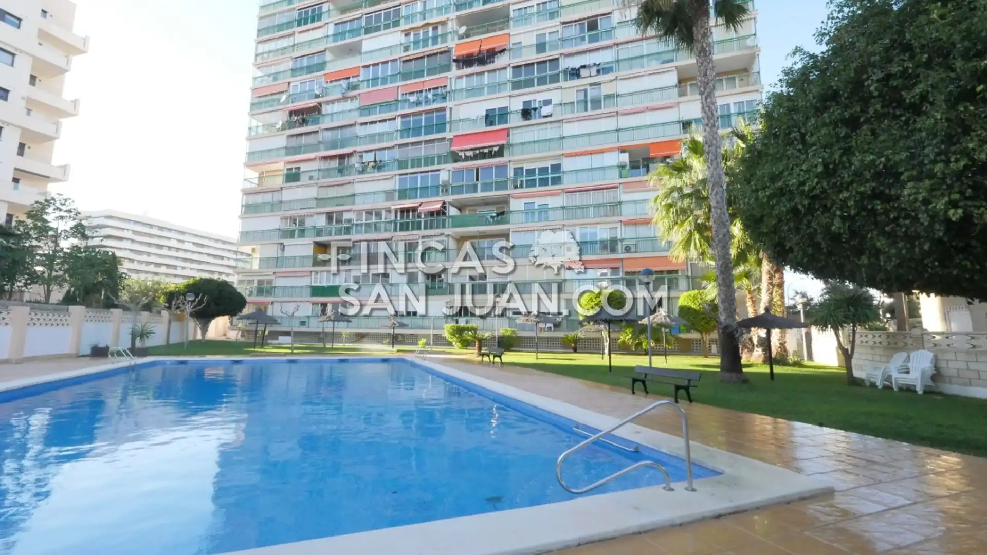 Vista exterior de Piso en venta en Alicante / Alacant con Piscina comunitaria