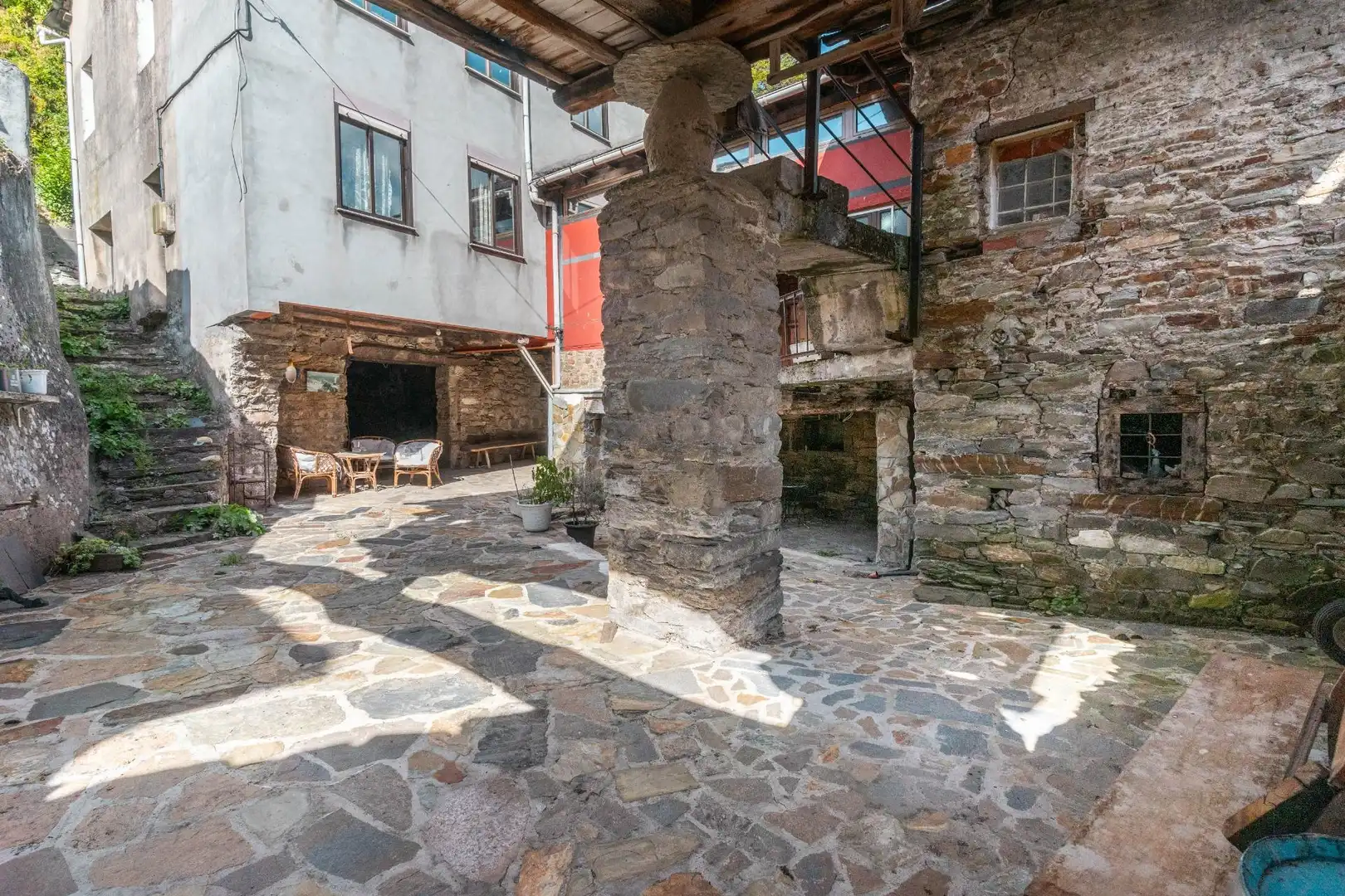 Vista exterior de Casa o xalet en venda en Cangas del Narcea amb Calefacció, Jardí privat i Terrassa