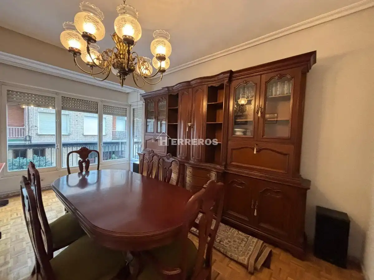 Comedor de Piso en venta en  Logroño con Calefacción, Parquet y Terraza