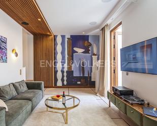 Sala d'estar de Apartament en venda en  Madrid Capital amb Aire condicionat, Calefacció i Jardí privat