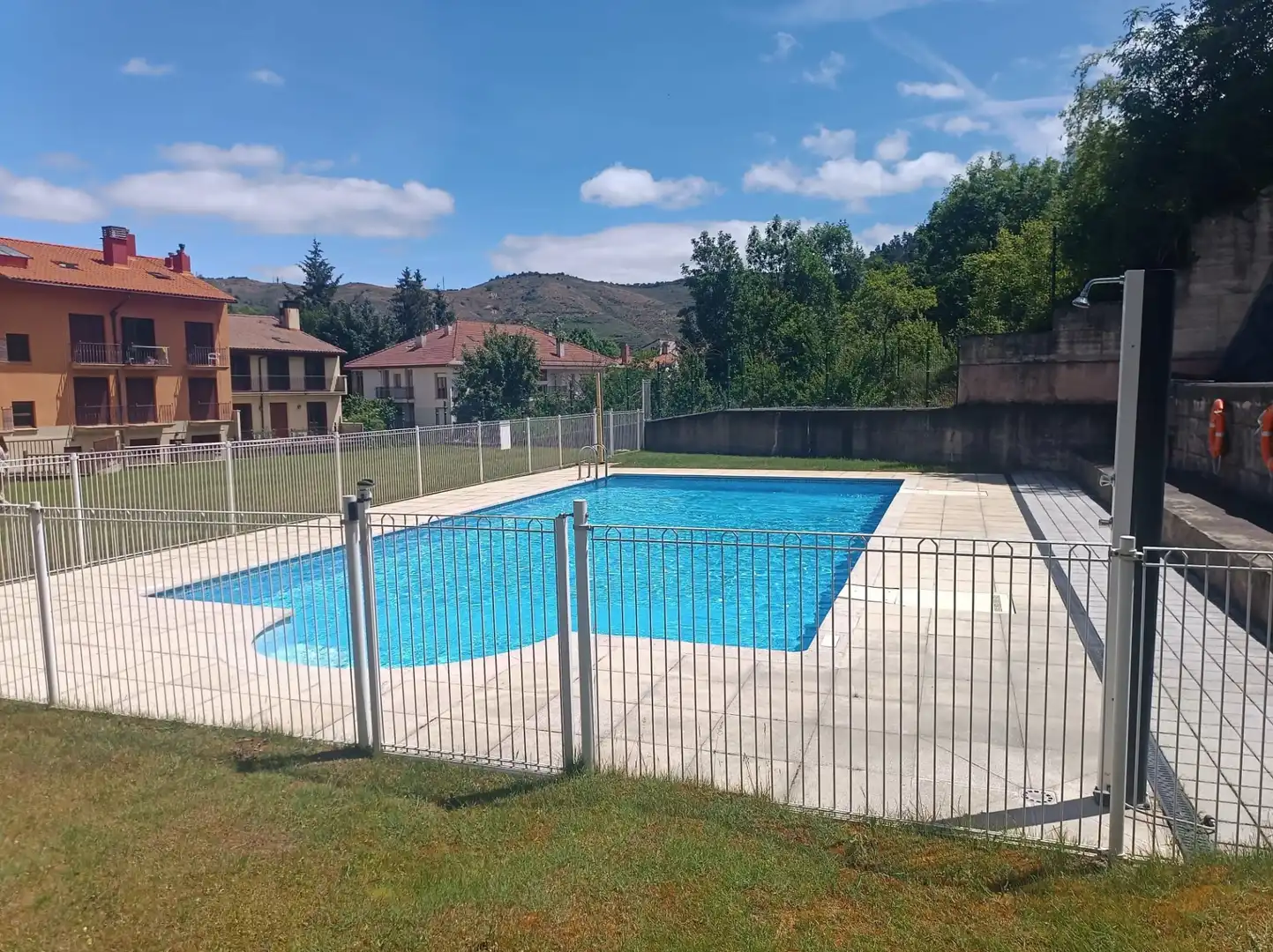 Piscina de Apartament en venda en Ezcaray amb Calefacció, Moblat i Balcó