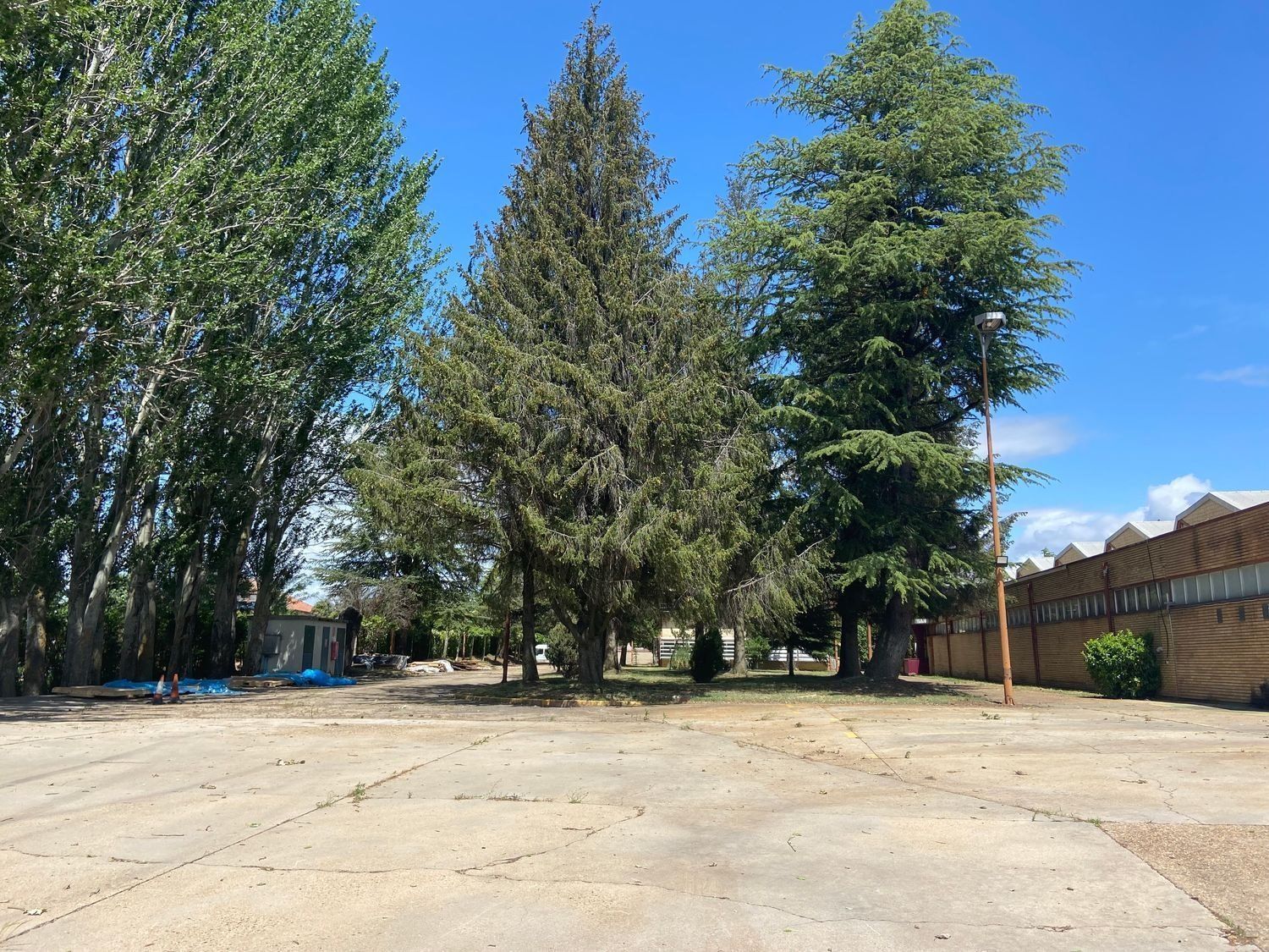 Vista exterior de Nau industrial de lloguer en León Capital 