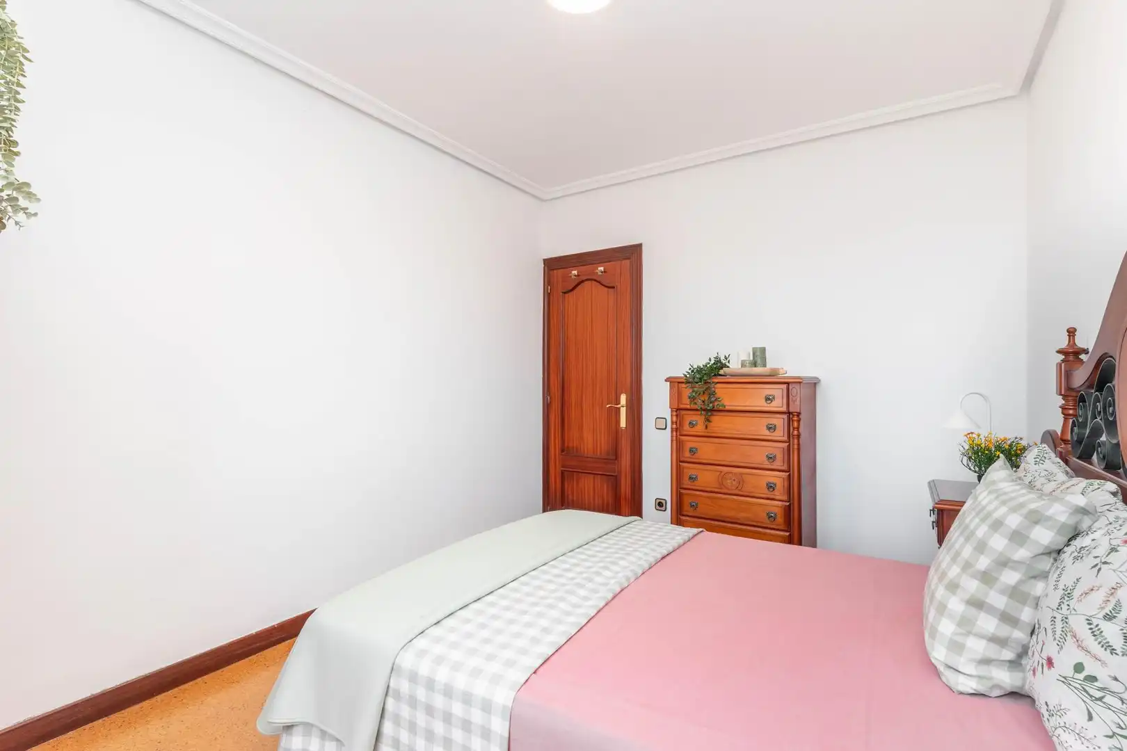 Dormitori de Casa o xalet en venda en Gijón  amb Calefacció, Jardí privat i Traster
