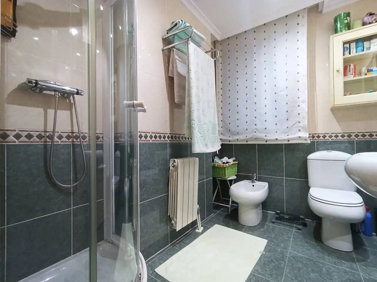Badezimmer von Wohnung zum Verkauf in Burgos mit Heizung, Parkett und Terrasse