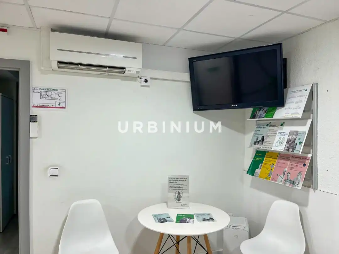 Business premises for sale in Centre - Barri Vell, imagen 5