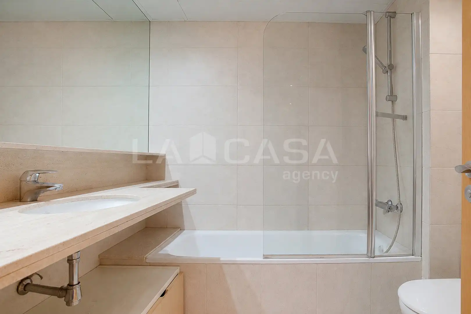 Baño de Piso en venta en Barcelona con Piscina
