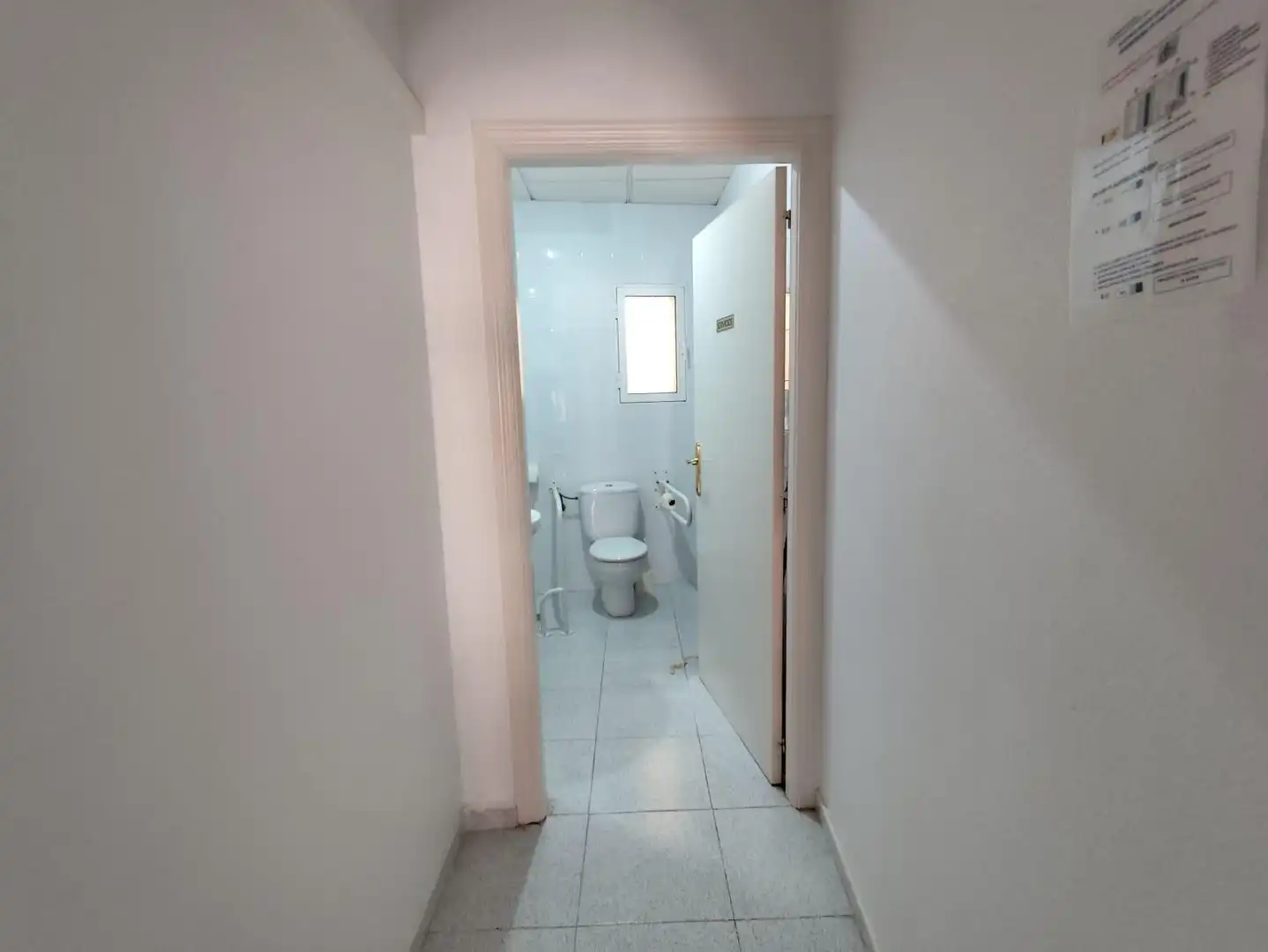 Baño de Oficina de alquiler en Cartagena con Aire acondicionado