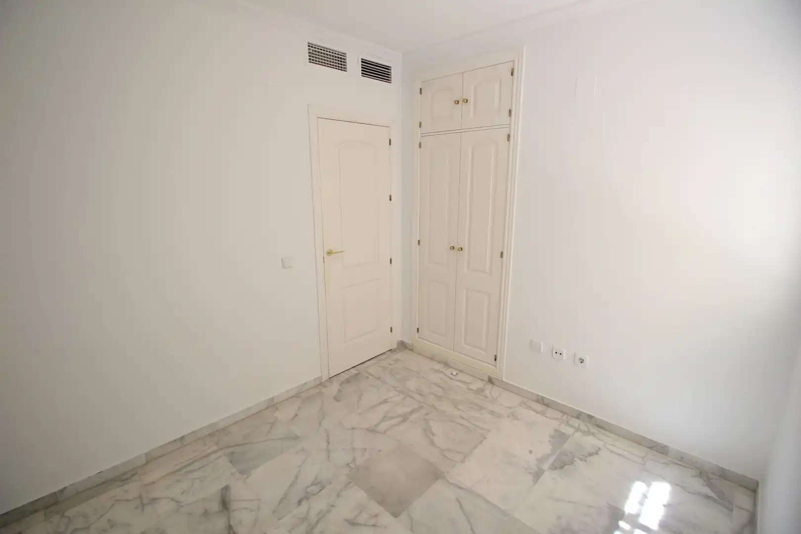 Schlafzimmer von Wohnung zur Miete in Málaga mit Klimaanlage, Heizung und Terrasse