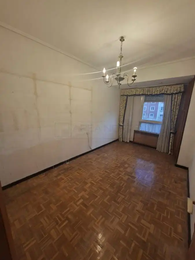 Dormitori de Pis en venda en Vitoria - Gasteiz amb Calefacció, Parquet i Terrassa