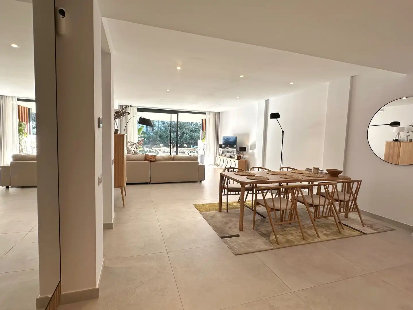 Sala d'estar de Planta baixa en venda en Marbella amb Aire condicionat, Terrassa i Traster