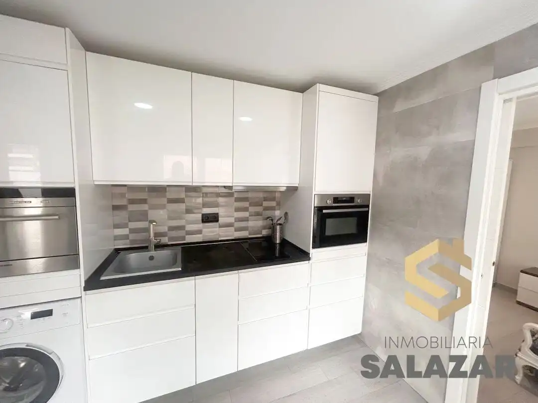 Cuina de Apartament de lloguer en Bilbao  amb Calefacció i Balcó