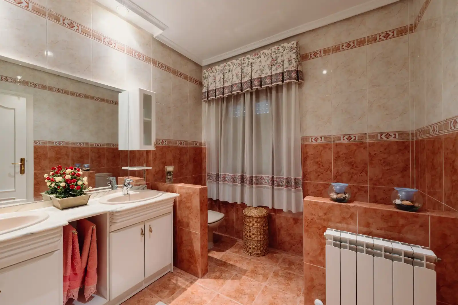 Bathroom of Houses for sale in Recas  with Air Conditioner, Heating and Private garden