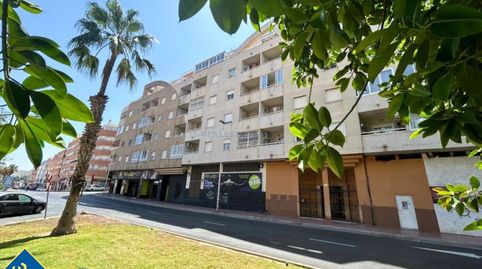 Apartamento con terraza en la provincia de Alicante, en Torrevieja. 2 habitaciones | 63 m² | 1,4 kilómetros del mar