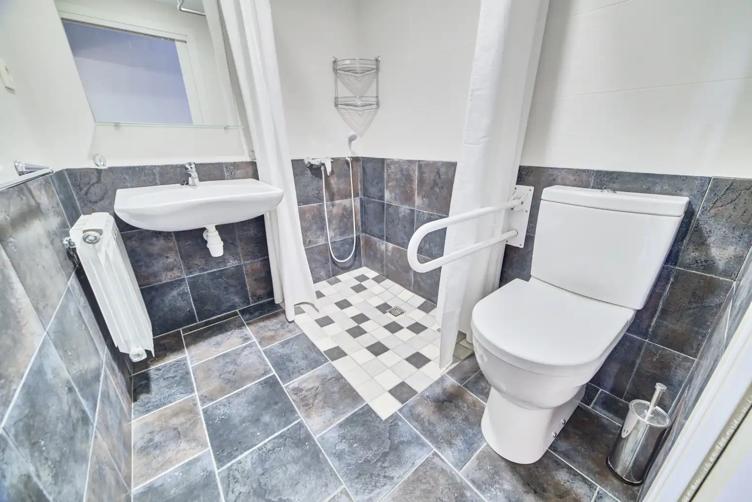 Badezimmer von Dachboden zum Verkauf in Undués de Lerda mit Heizung, Parkett und Terrasse