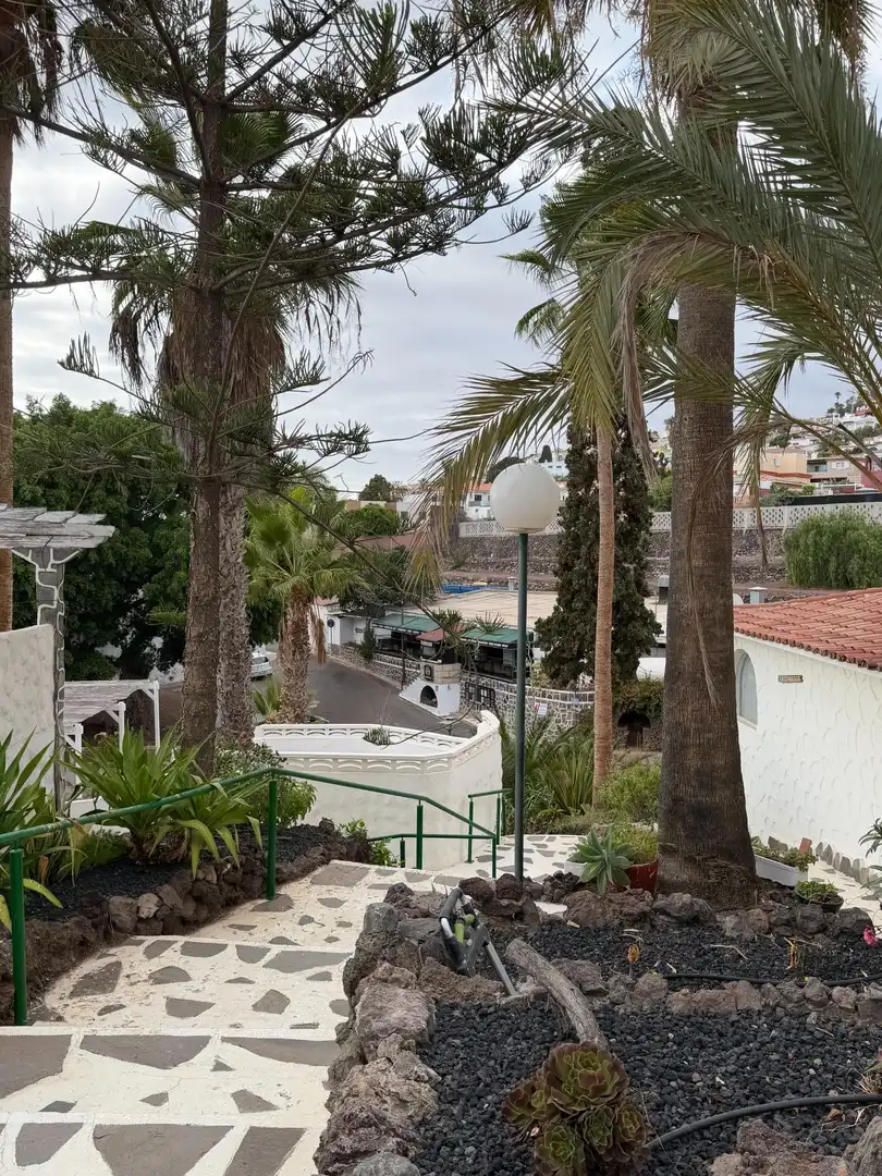 Vista exterior de Pis en venda en Arona amb Jardí privat, Terrassa i Moblat