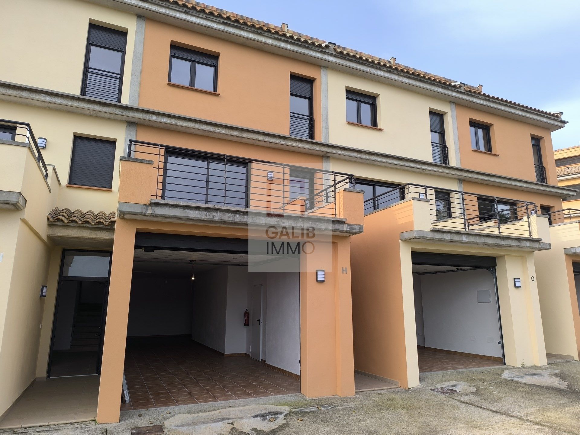 Aparcament de Casa adosada en venda en Darnius amb Calefacció, Terrassa i Balcó
