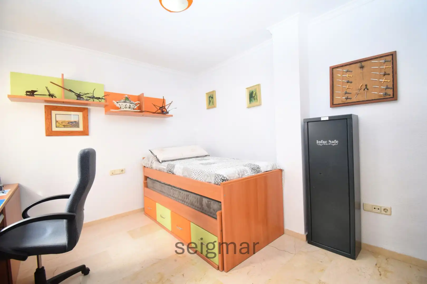 Habitación de Casa adosada en venta en La Nucia con Terraza, Horno y Lavadora