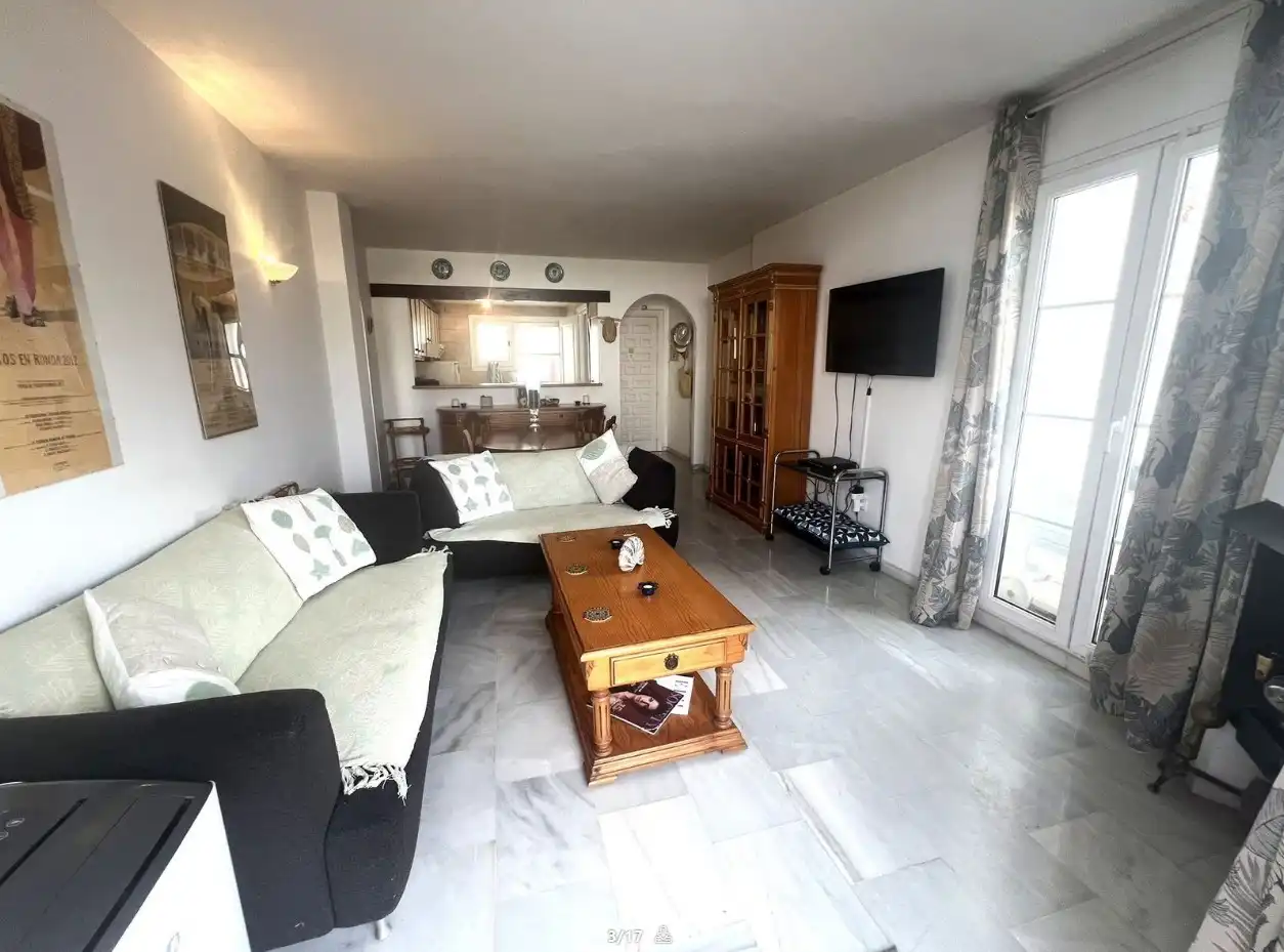 Sala d'estar de Apartament en venda en Estepona amb Aire condicionat, Jardí privat i Terrassa