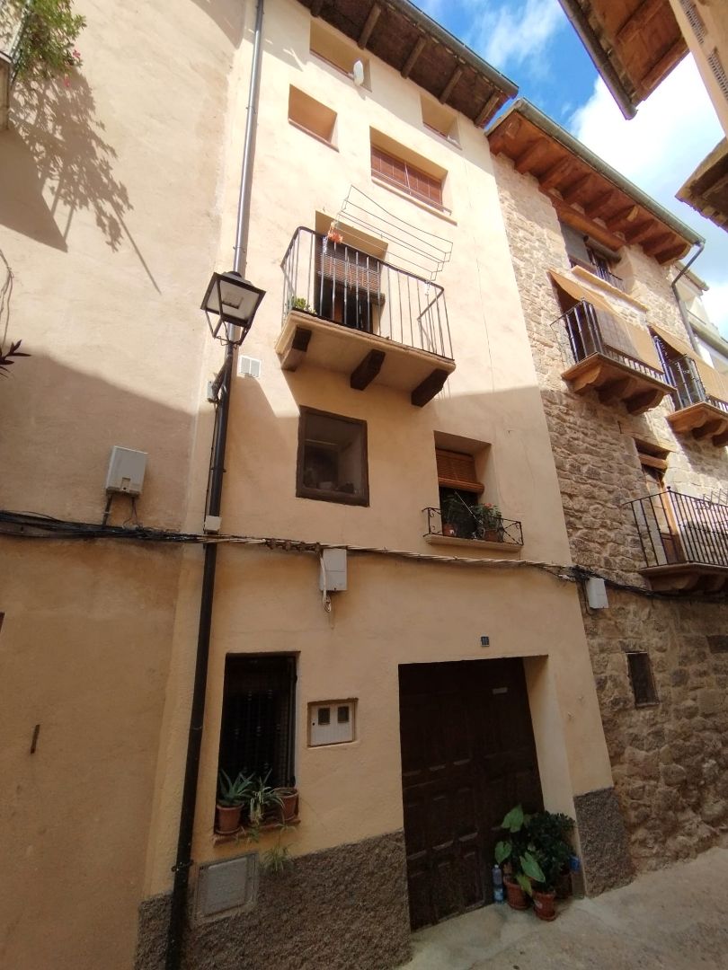 Vista exterior de Casa o chalet en venta en La Fresneda con Calefacción y Balcón
