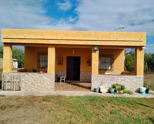 Vista exterior de Casa o xalet en venda en Utrera amb Jardí privat i Piscina comunitària