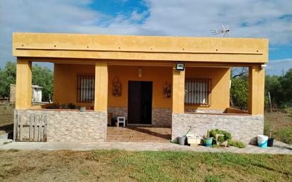 Vista exterior de Casa o xalet en venda en Utrera amb Jardí privat i Piscina comunitària