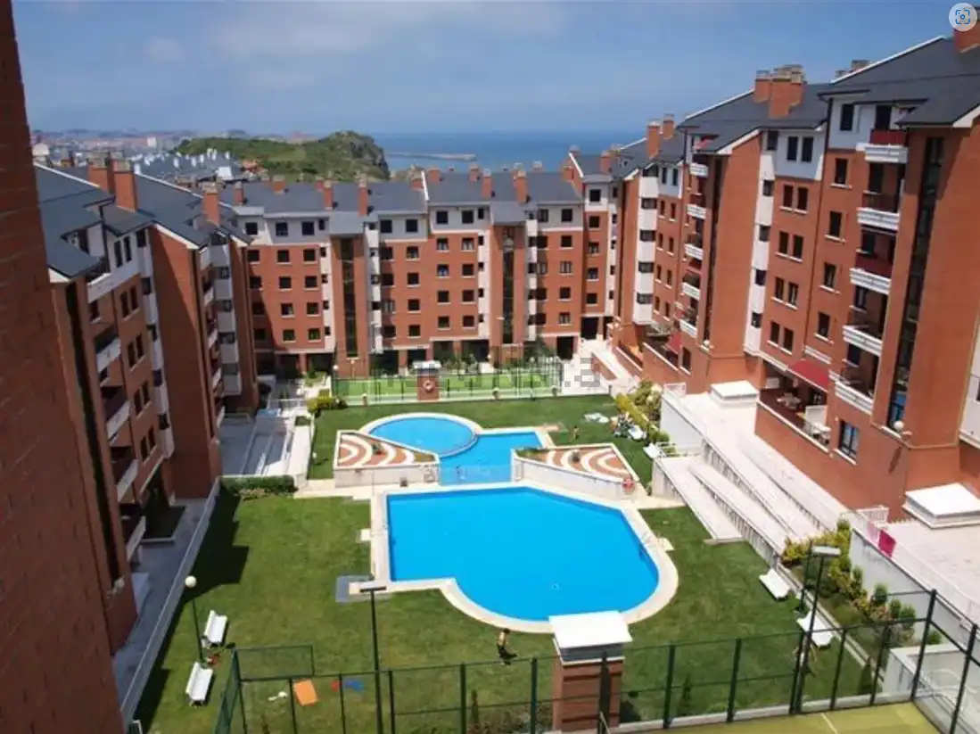 Vista exterior de Apartamento en venta en Castro-Urdiales con Calefacción, Terraza y Trastero
