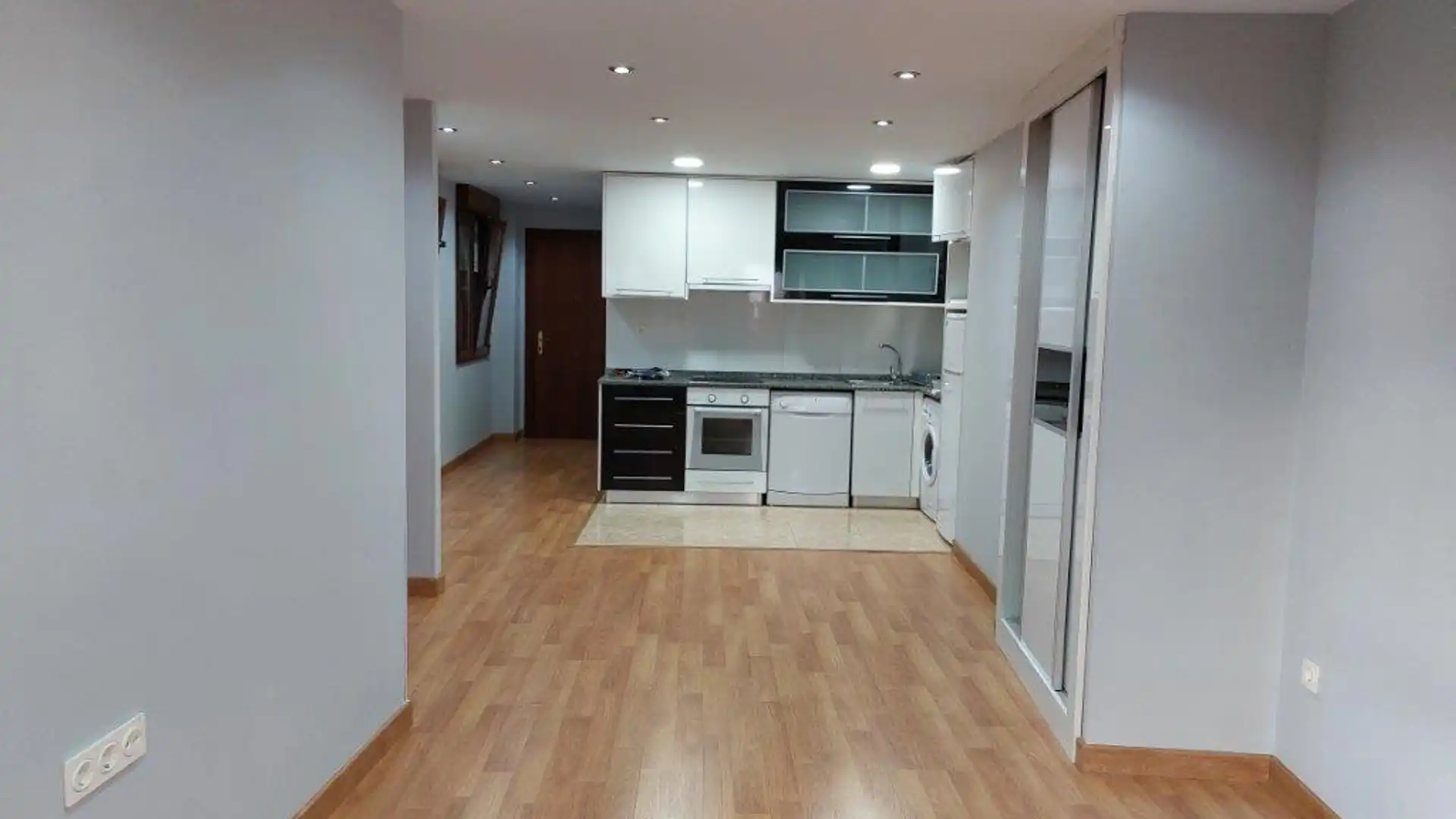 Cocina de Apartamento de alquiler en Oviedo  con Calefacción, Parquet y Terraza