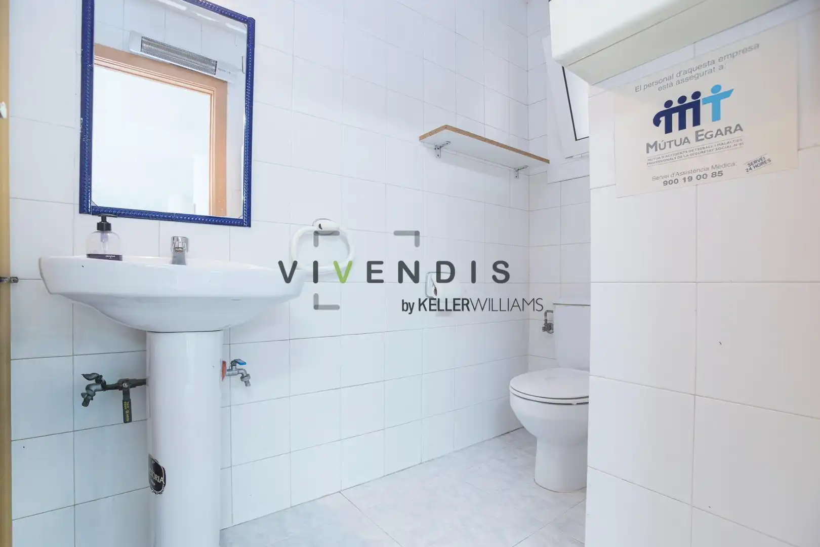 Badezimmer von Geschaftsraum zum Verkauf in Castellbisbal