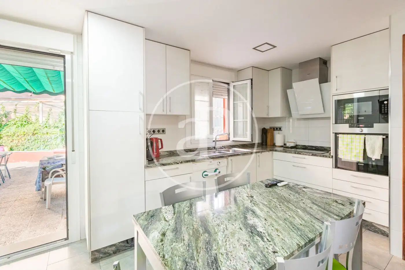Cocina de Casa adosada en venta en Madrid con Aire acondicionado, Calefacción y Jardín privado