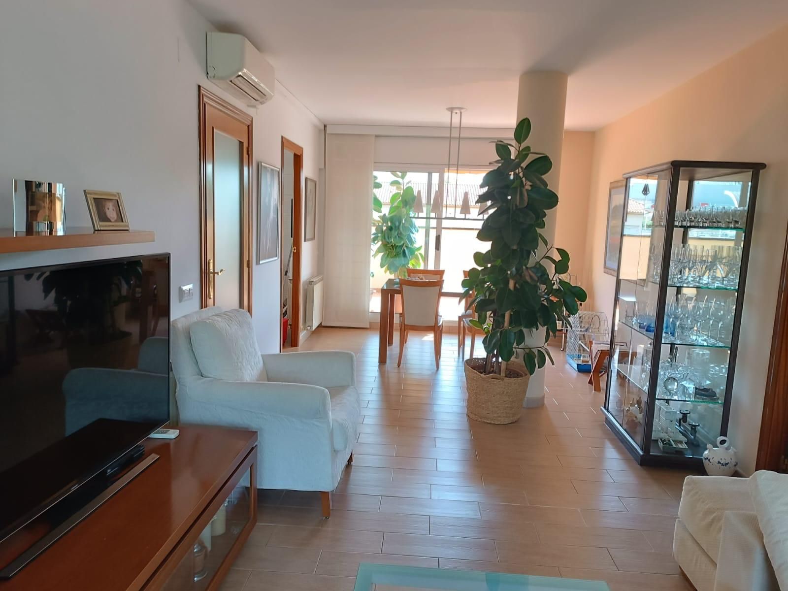 Sala d'estar de Àtic en venda en Rubí amb Calefacció, Terrassa i Piscina comunitària